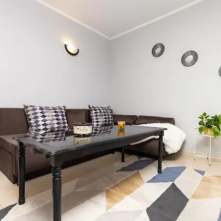 'selin' Walking Distance To Center