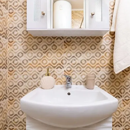 'selin' Walking Distance To Center *